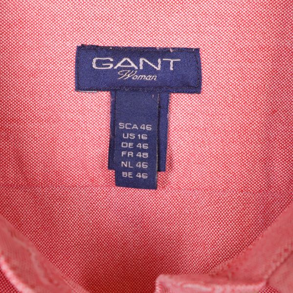 Närbild på GANT-märkt tyglabel med storleksangivelser