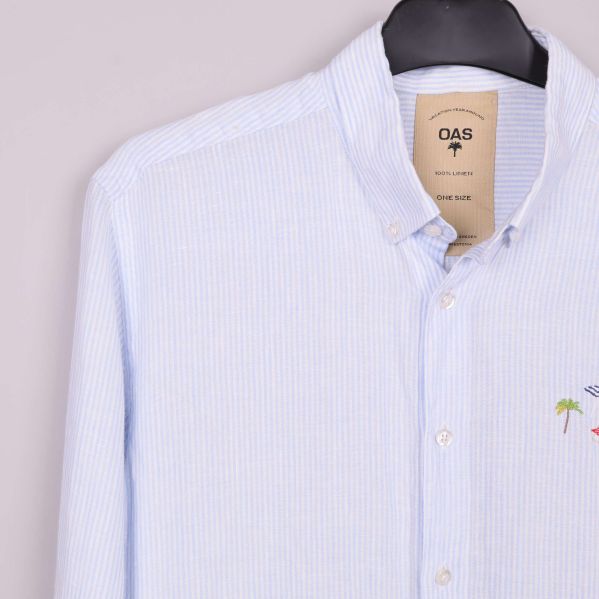 Övre del av skjorta med liten broderad detalj på bröstet