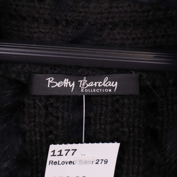 Närbild på Betty Barclay Collection-märkesetikett på svart plagg