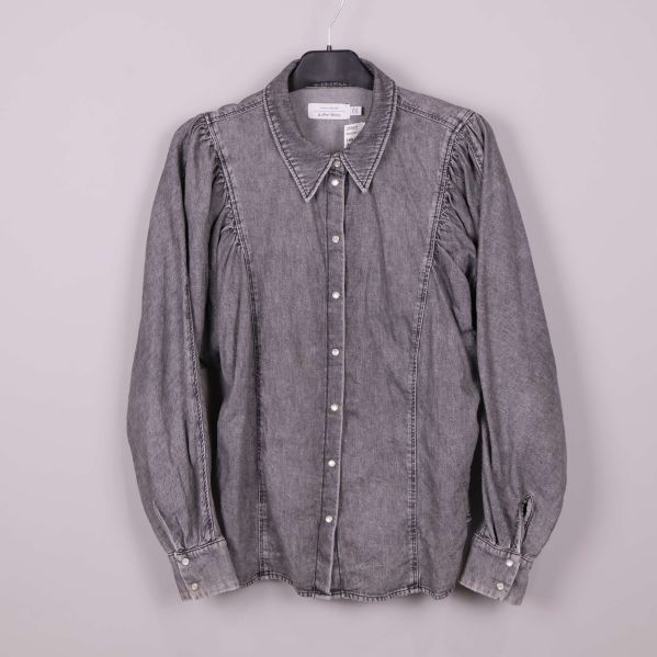 Grå denimskjorta med pärlemoknappar framifrån