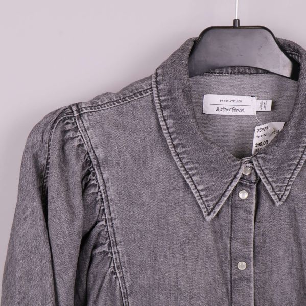 Axeldetalj och krage på denimskjorta