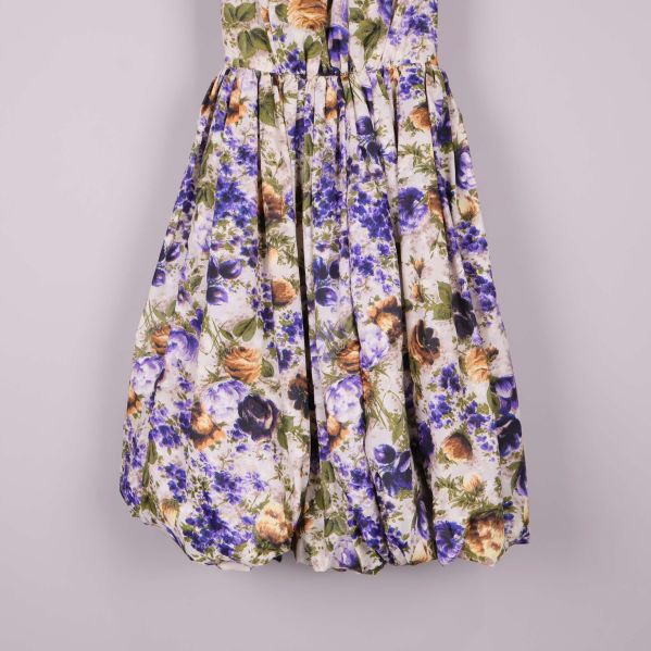Närbild på voluminös kjol med blommigt mönster