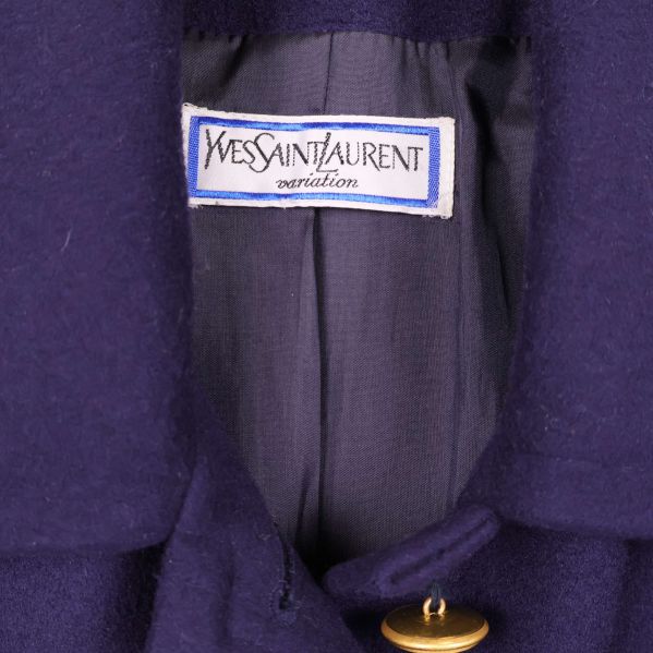 Närbild på Yves Saint Laurent variation logotyp på insidan