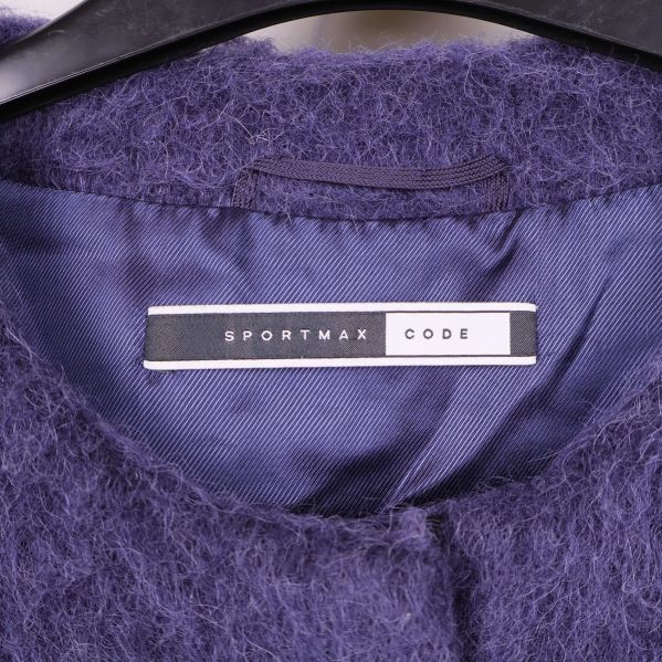 Närbild på etiketten sportmax code i lila foder