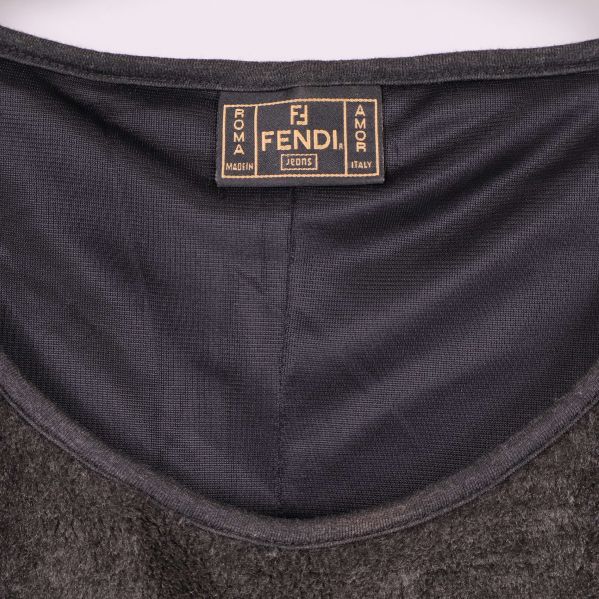 Närbild på halsringning och etikett från Fendi Jeans 