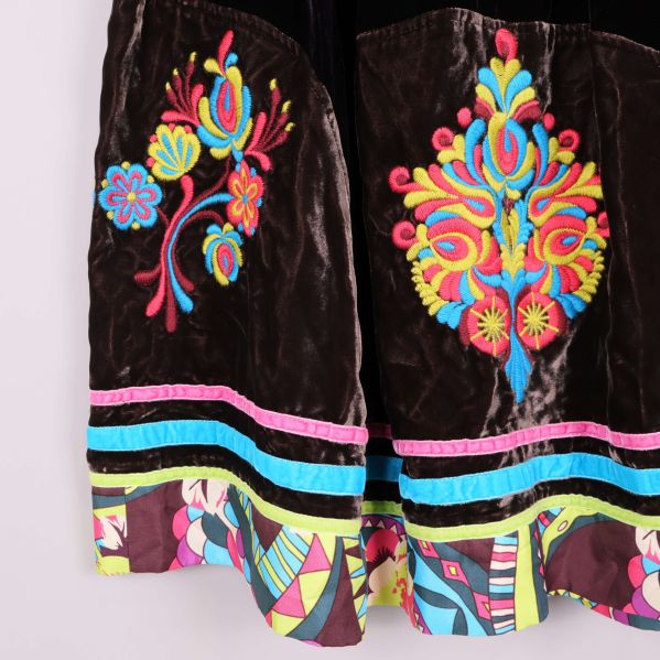 Närbild på broderade och grafiska mönster i starka färger nertill