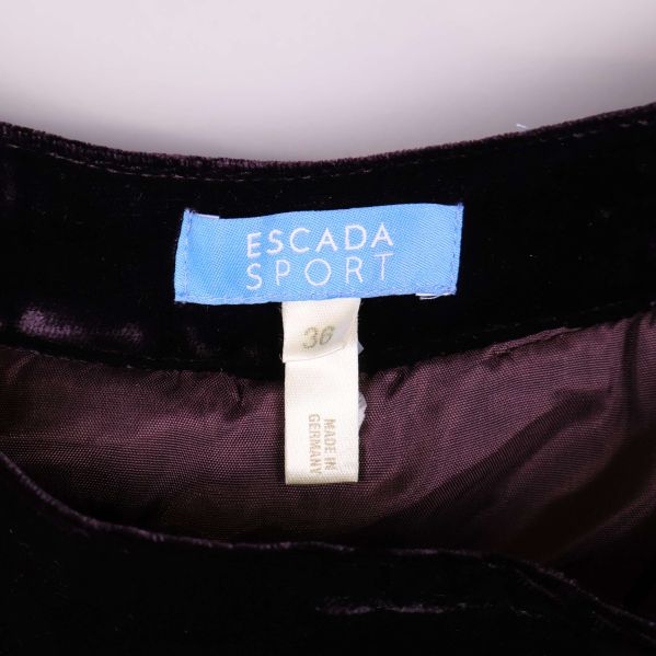 Närbild på Escada Sport-logotyp och storleksmärkning 36 i midjan
