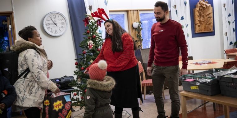 Julklappsutdelning på Källan i Flemingsberg.