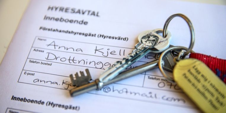 Nycklar som ligger på ett hyresavtal för Hyresförmedlingen.