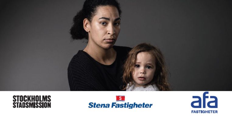 Kvinna och hennes barn tittar in i kameran. 