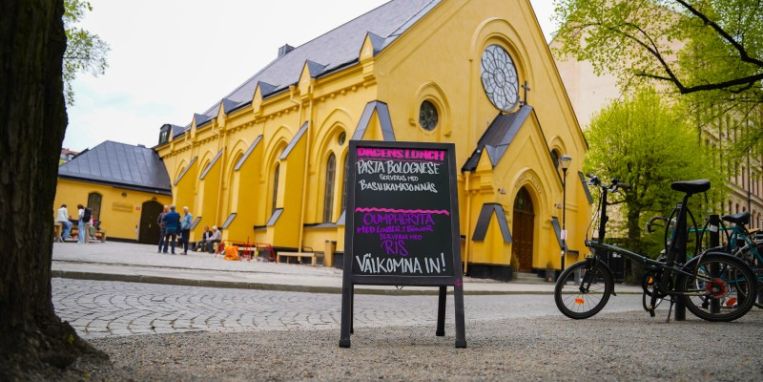 Lunchskylt utanför Mötesplats Mariatorget