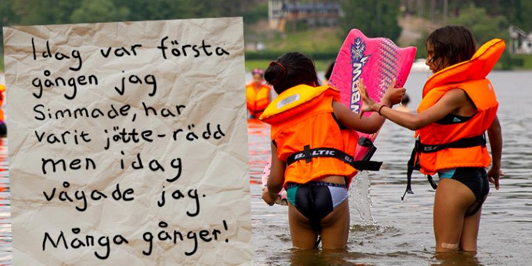 Barn leker i vatten och en handskriven lapp till vänster