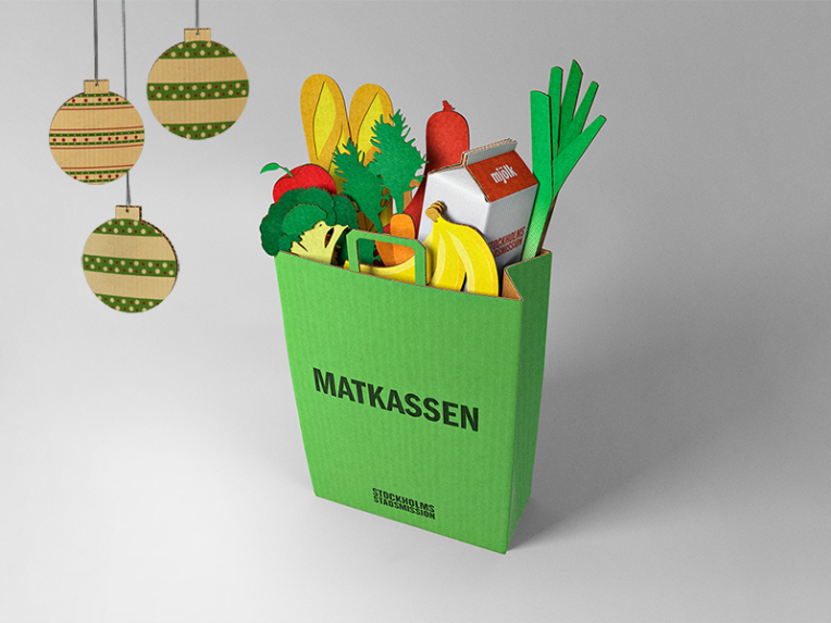 Matkasse i kartong med matvaror.