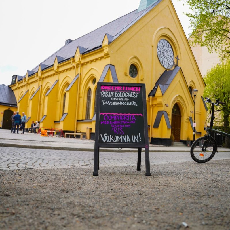 Lunchskylt utanför Mötesplats Mariatorget.