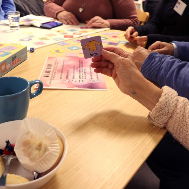 folk spelar spel och fikar
