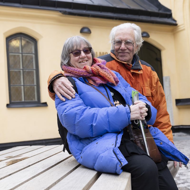 Två glada pensionärer