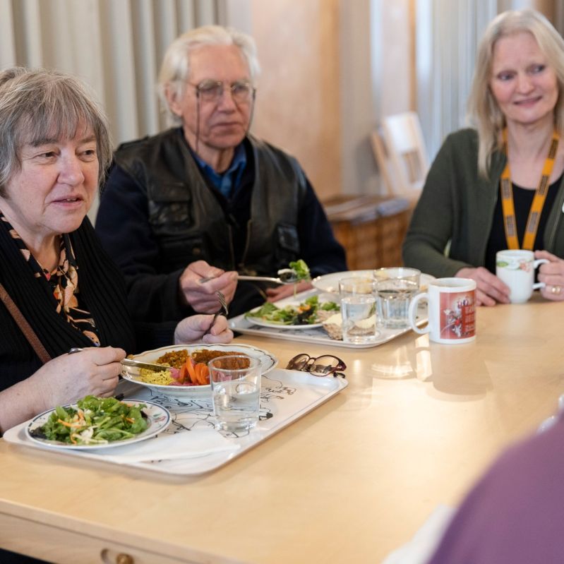 Deltagare äter lunch på Mötesplats Mariatorget.