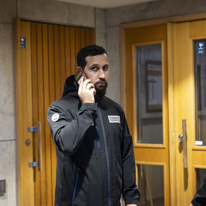 En man som pratar i telefon