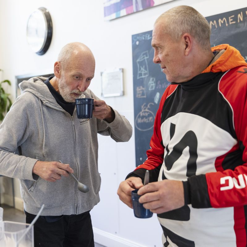 2 män dricker kaffe