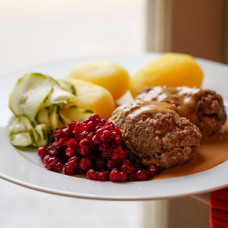 tallrik med pannbiff och potatis och sås