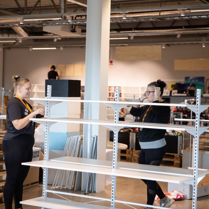 2 kvinnor i en second hand butik