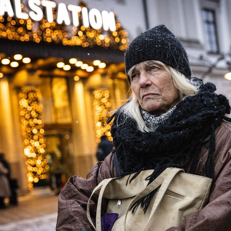Kvinna utanför Centralstationen i Stockholm.