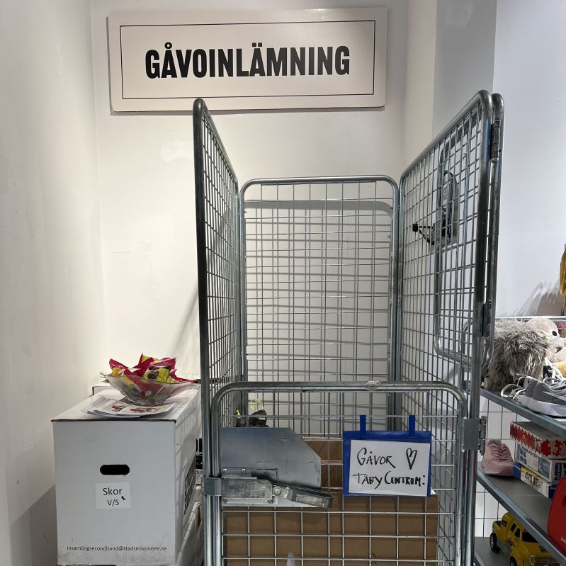 Bild på gåvoburen i Stockholms Stadsmissions second hand-butik.