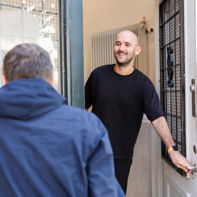 Dörren öppnas till Stockholms Stadsmissions dagverksamhet och akutboende för män i hemlöshet.