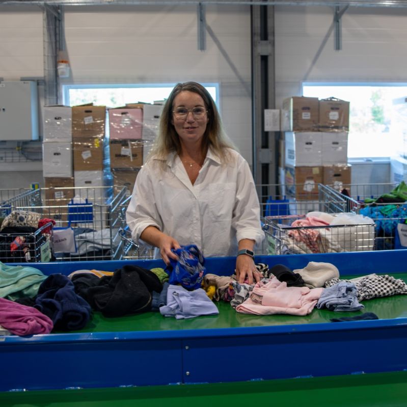 Ann-Sofi står vid tilten i vår produktionsenhet.