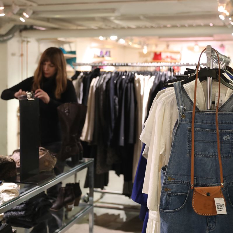 Medarbetare i second hand-butik