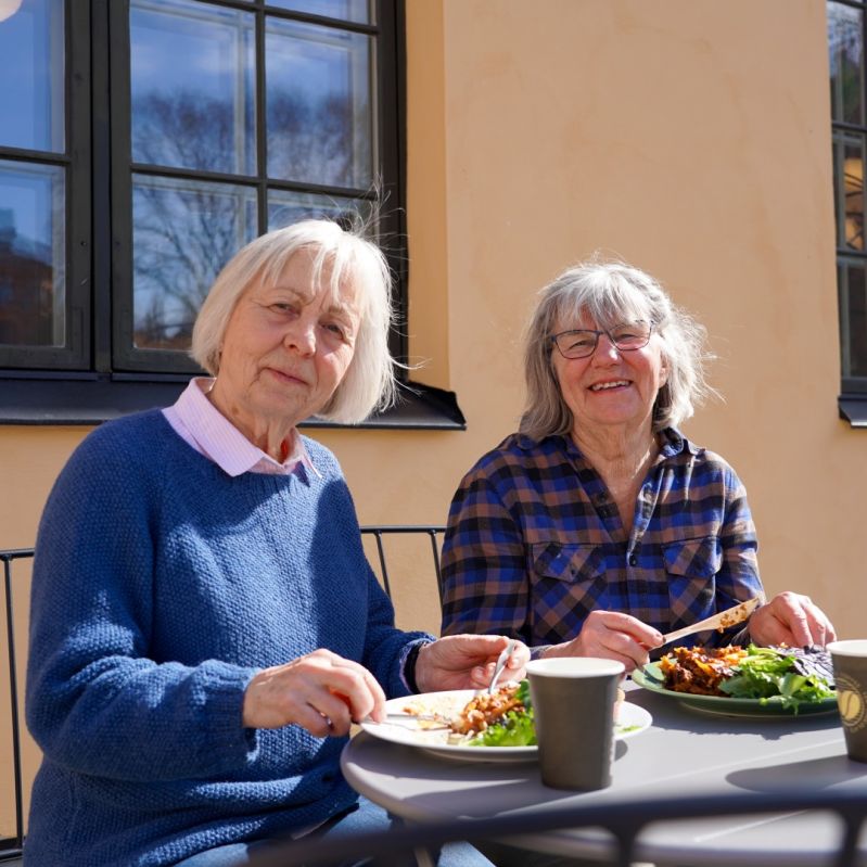 Gemenskap bland äldre på en av Stockholms Stadsmissions mötesplatser.