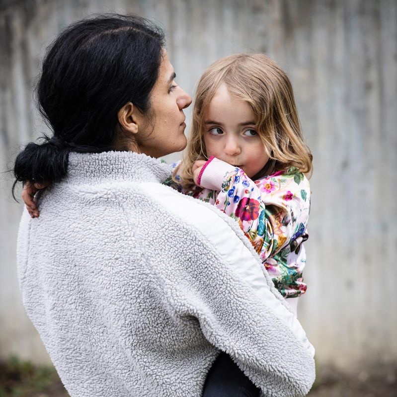 Omslagsbild Hemlöshetsrapporten 2025 mamma med barn