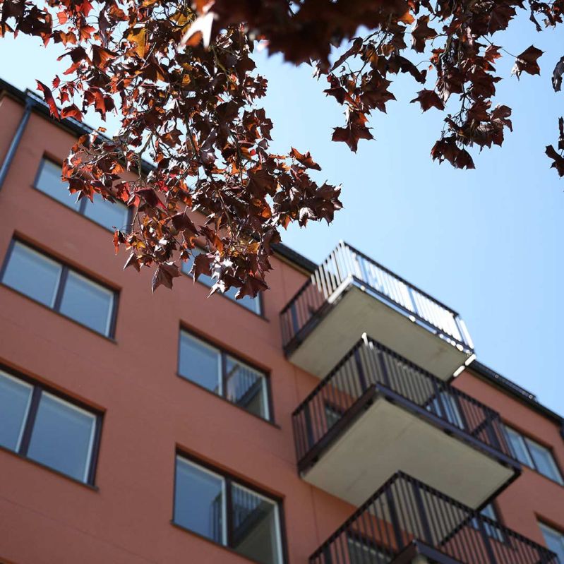 Bild på ett bostadshus med balkonger.