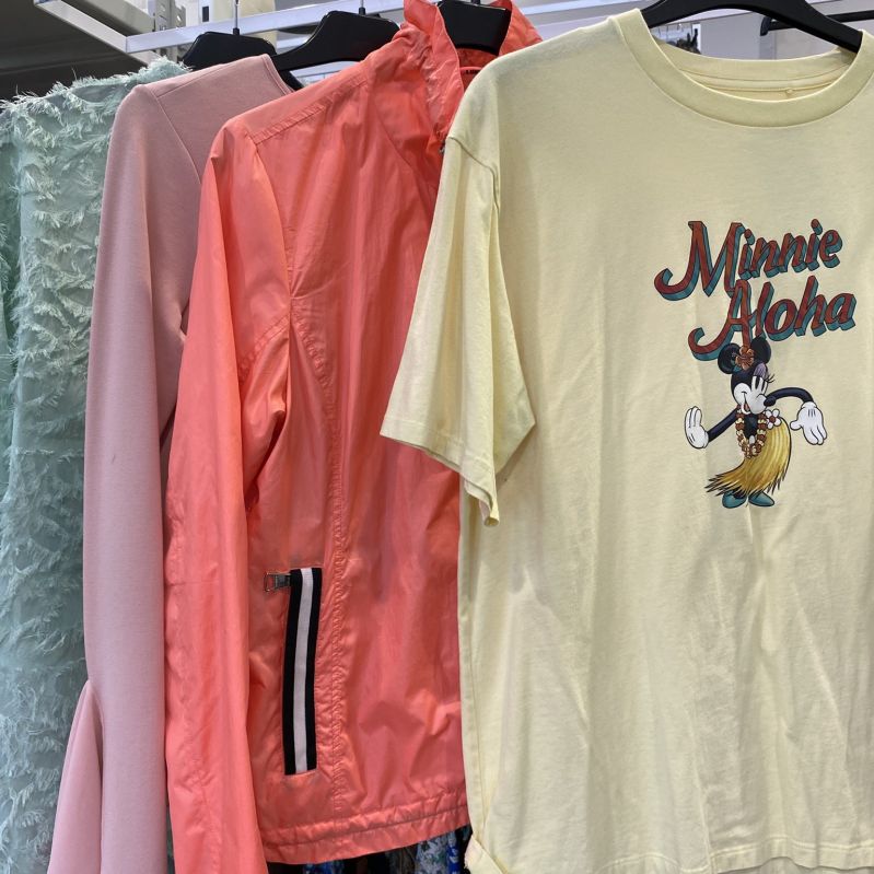 Toppar, tshirts och kläder från rea i second hand online