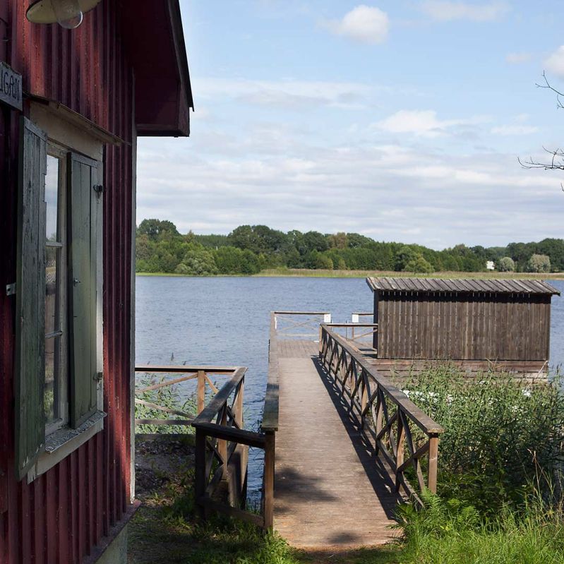 Sjöstugan och bryggan vid Stenfasta mötesplats.