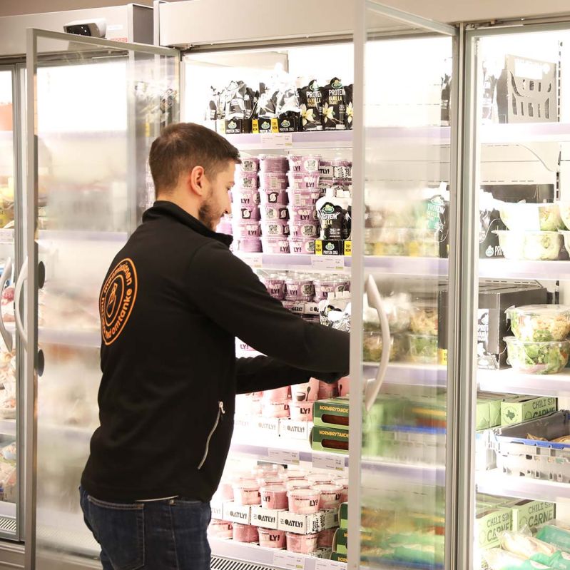 Medarbetare fyller på varor på en av Stockgolms Stadsmissions Matmissionen-butiker.