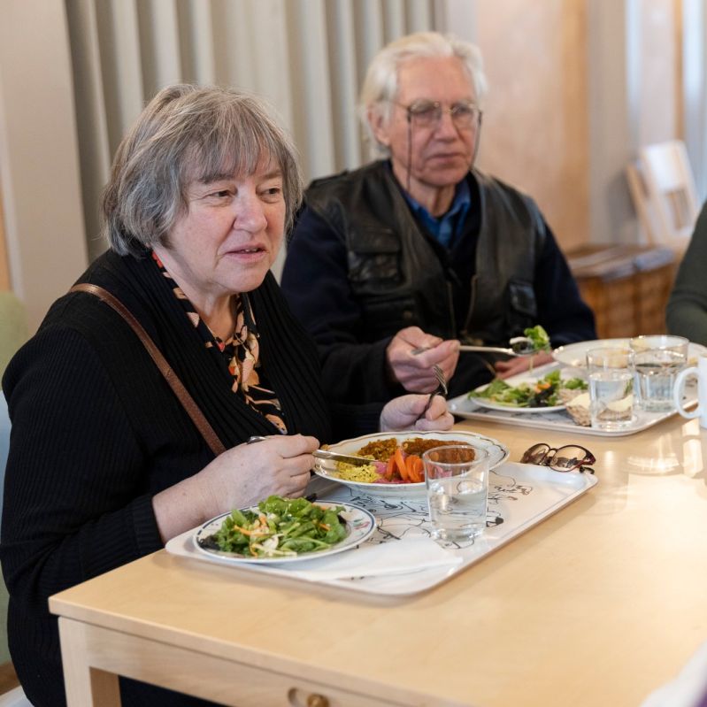 Deltagare äter lunch på mötesplats Mariatorget.