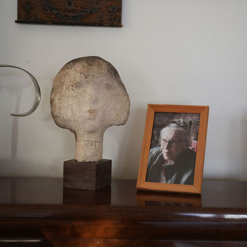 Bild på skulptören och konstnären MajaLisa Alexanderson tillsammans med en skulptur. 