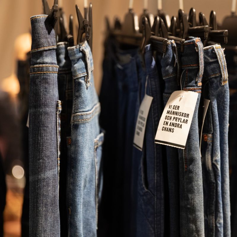 Bild på jeans från Stockholms Stadsmission.