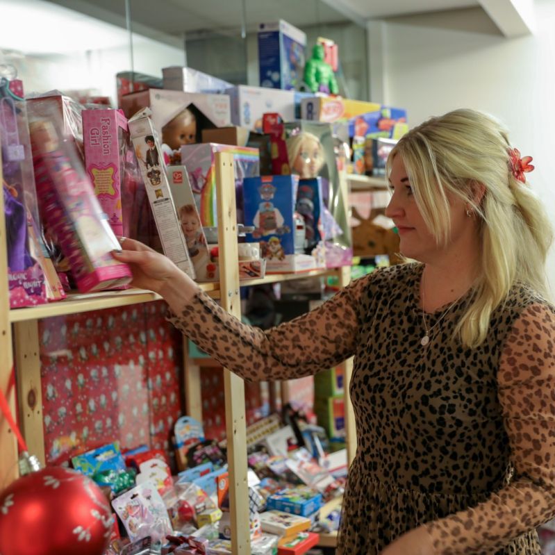 Personal i Stockholms Stadsmissions julklappsbutik 2024.