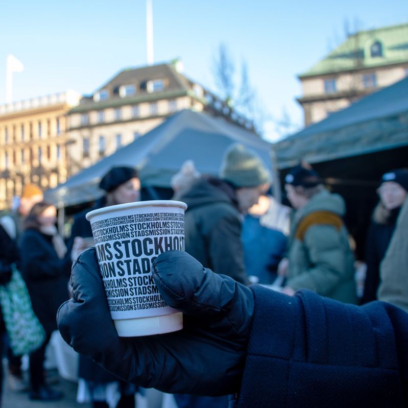 Stockholms Stadsmission-mugg på jullunchen i Kungsträdgården 2025.