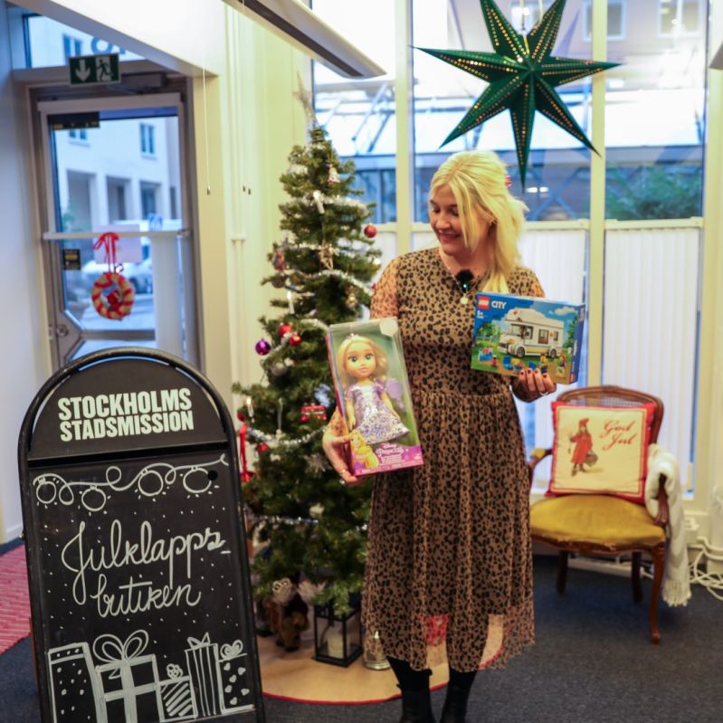 Emmelie visar julklappar i julklappsbutiken.