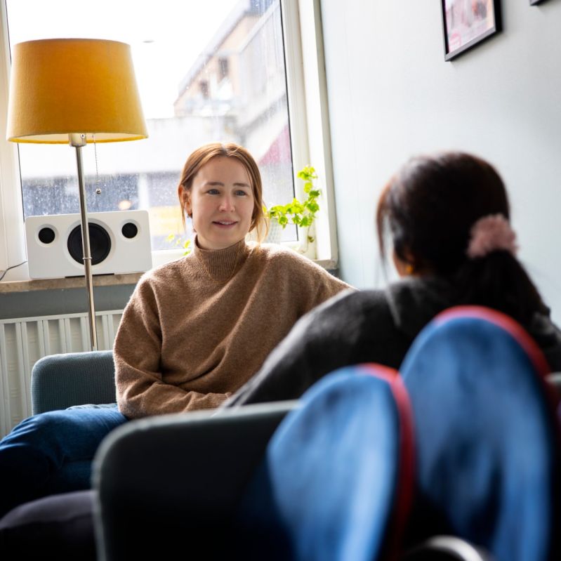 Genrebild på ombud med barn