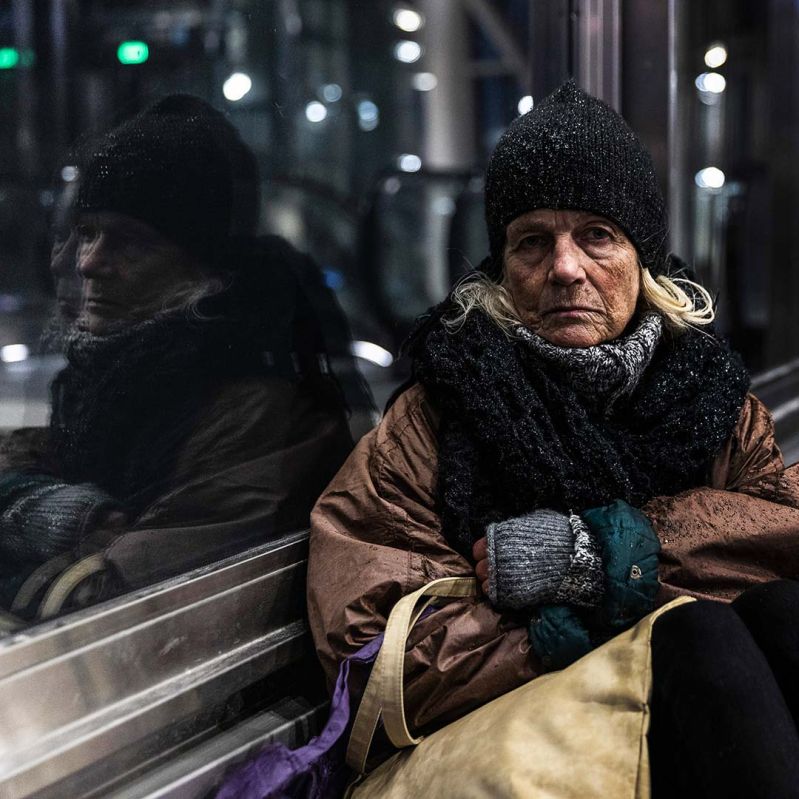 Genrebild vid fönster kvinna på tunnelbanan.