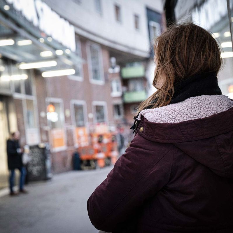 Genrebild kvinna står utanfören tunnelbanestation.
