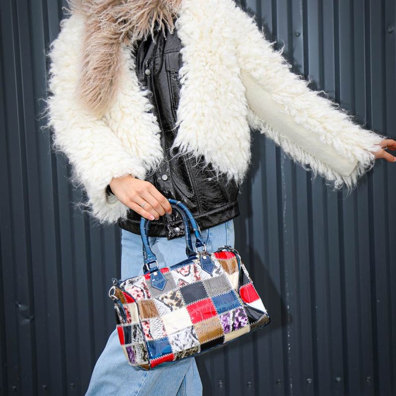 Second hand-outfit från Stockholms Stadsmission med jacka, jeans och väska.