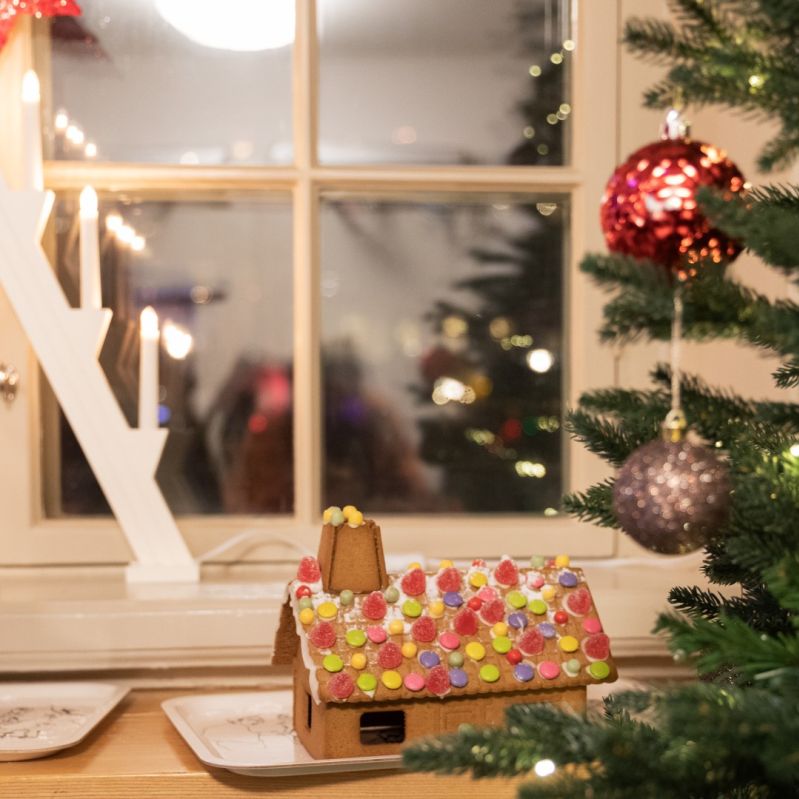 Pepparkakshus på julfirande på Mötesplats Mariatorget.