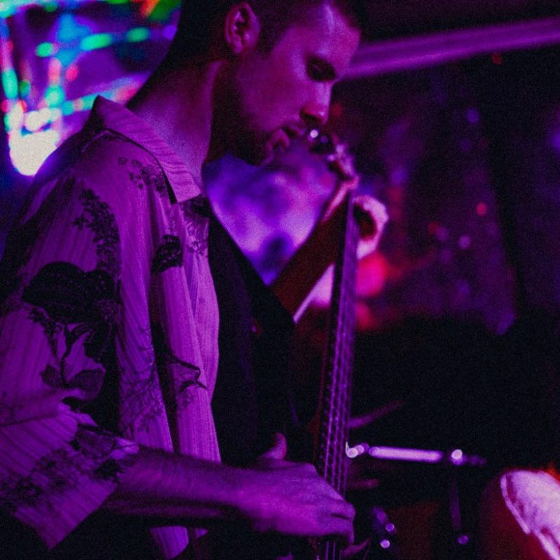 En man spelar gitarr.