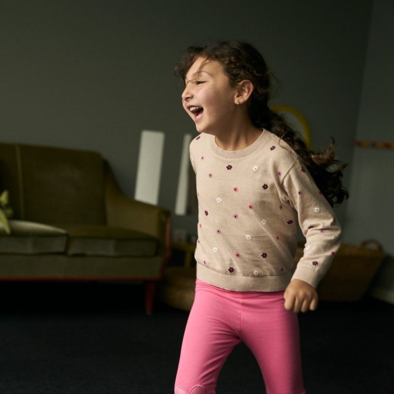 Barn som leker på en av Stockholms Stadsmissions mötesplatser.