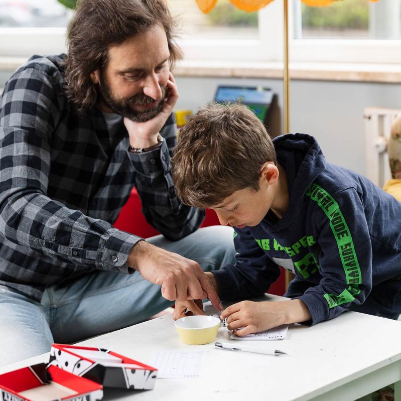 Genrebild där pappa och barn leker på en av Stockholms Stadsmissions mötesplatser.